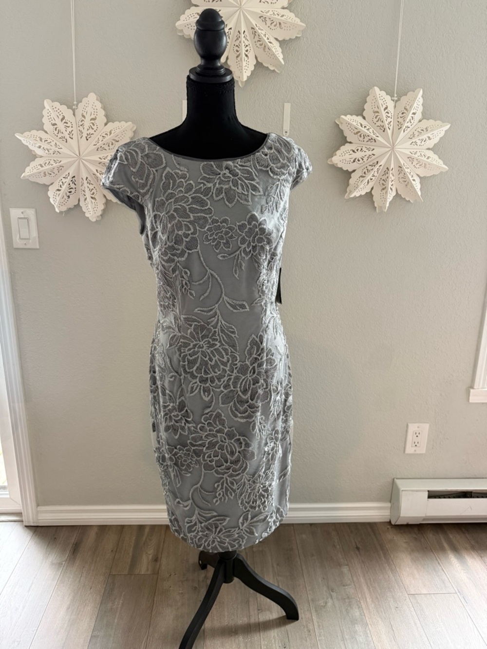 Alex Evenings Silver-Gray Floral Lace Cap-Sleeve Sheath Dress